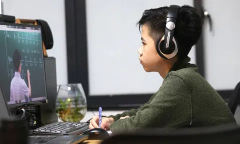 Dạy học trực tuyến: Tránh gây áp lực lên phụ huynh học sinh