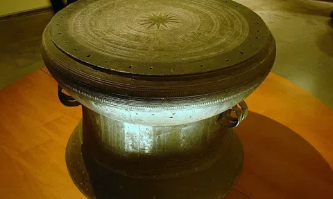 Trống đồng Đông Sơn miêu tả đời sống sinh hoạt của người Việt cổ