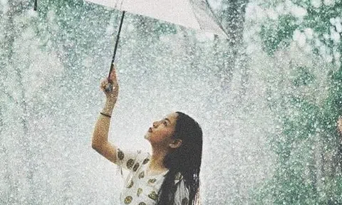 Dưới mái hiên nhà mưa