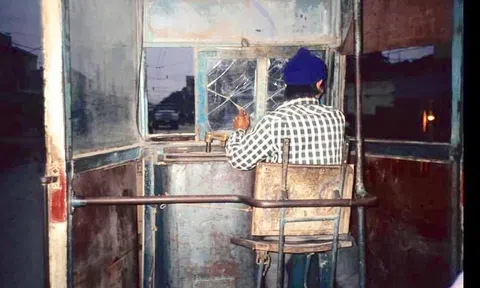 Người làng Giàn lái tàu điện