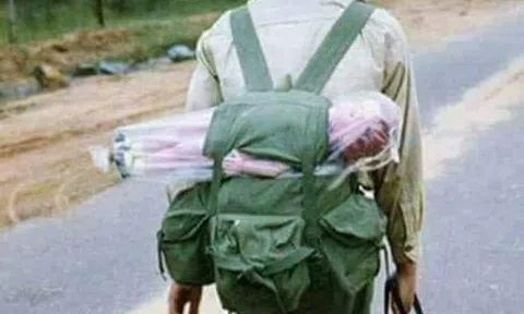 Chú bộ đội và con búp bê