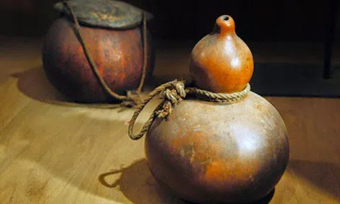 Tháng năm khô bầu tháng mười giàu rơm