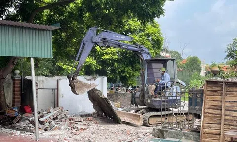Vĩnh Phúc: Vĩnh Tường tháo dỡ công trình vi phạm an toàn hành lang giao thông Quốc lộ 2A