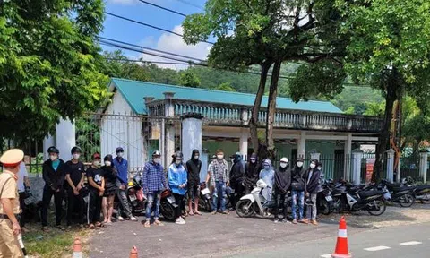 Vĩnh Phúc: Công an Tam Đảo ngăn chặn các đối tượng vượt chốt kiểm dịch trái phép, đua " bốc đầu" xe máy