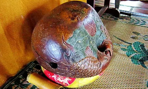 Đánh mõ chẳng bằng gõ thớt