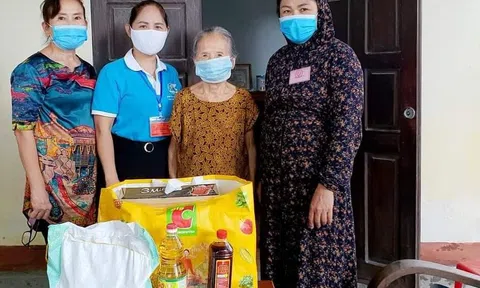 Hội phụ nữ làng Đỏ chống giặc