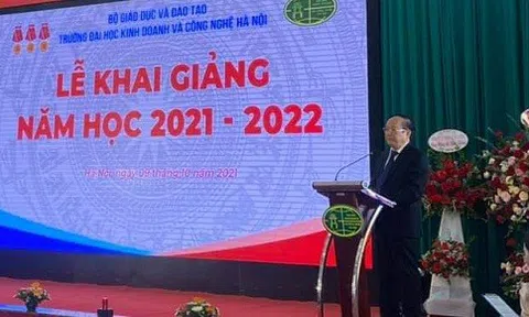 Trường ĐH Kinh doanh và Công nghệ Hà Nội khai giảng năm học trực tuyến trên facebook