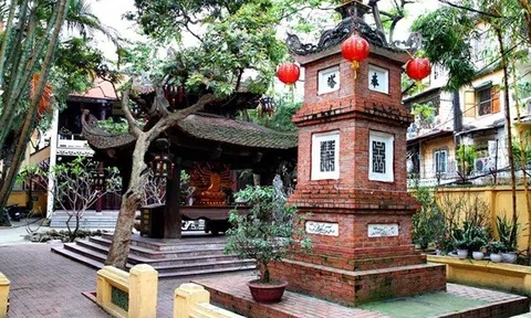 Ngôi chùa chật hẹp lắm khách viếng thăm tại Hà Nội