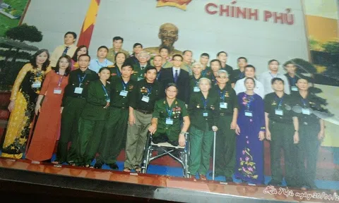 Con liệt sĩ chăm sóc thương binh nặng