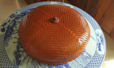 Ký sự lồng bàn