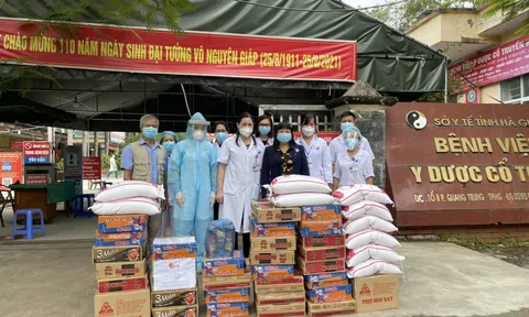 Hà Giang: Trao nhu yếu phẩm ủng hộ Bệnh viện Y dược cổ truyền