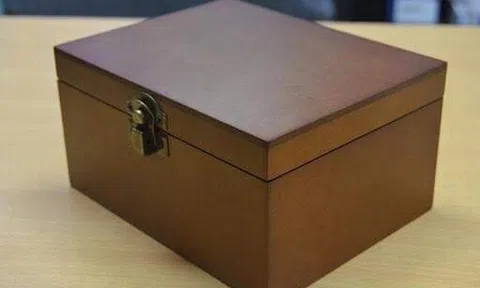 Chiếc hộp gỗ