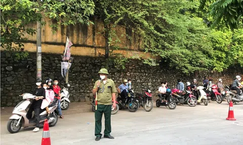 Vĩnh Phúc: Người “thổi tù và hàng tổng” trước cổng trường học