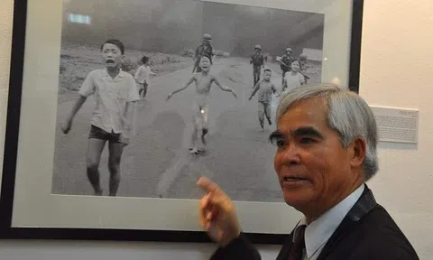 Nick Út vẫn xúc động khi nhớ lại thời khắc bấm máy bức “Em bé Napalm”