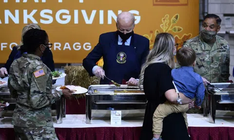 Khi tổng thống và phu nhân cùng đeo tạp dề phục vụ đồ ăn cho lính