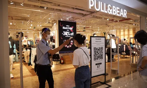 Vincom Black Friday: Khách hàng rộn ràng xếp hàng săn sale “khủng”