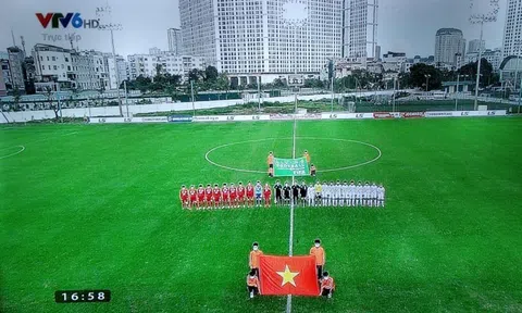 Khi phụ nữ đá bóng
