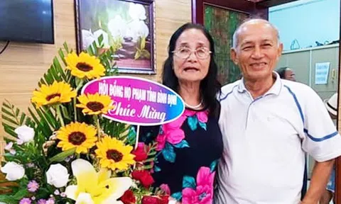 Phạm Thị Thuý Lan với quyển sách “Người họ Phạm“