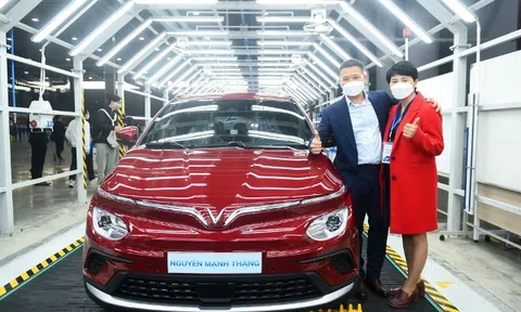 Vinfast bàn giao lô xe ô tô điện VF e34 đầu tiên cho khách hàng