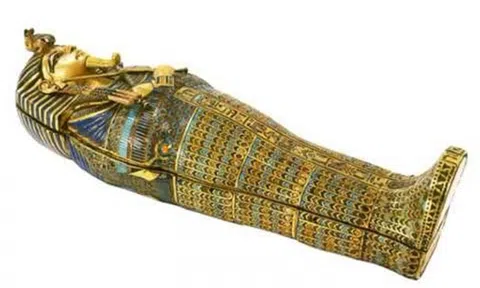 Cỗ quan tài bằng gỗ vàng tâm