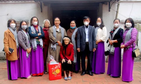 Bắc Giang: Tặng quà mẹ Việt Nam anh hùng