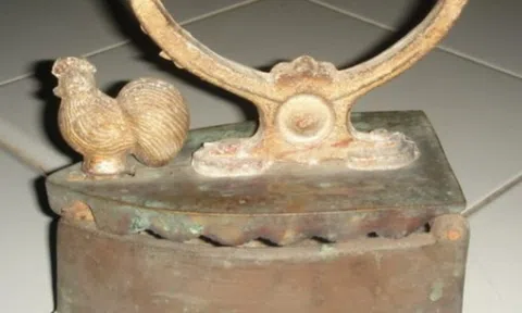 Bàn ủi Con Gà và chiếc quần Sa-di-ot huyền hhoại