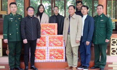 Mùa xuân biên giới súng anh canh trời xa