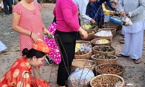 Lấy lá cây thay tiền - chuyện thật như đùa...!