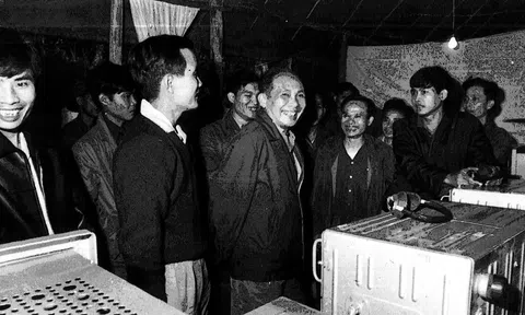 Ban Tuyên Huấn Khu V Anh hùng: Đài Minh ngữ trong cuộc kháng chiến