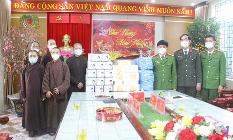 Vĩnh Phúc: Công an huyện Tam Đảo tiếp nhận ủng hộ trang thiết bị y tế phòng, chống dịch Covid-19
