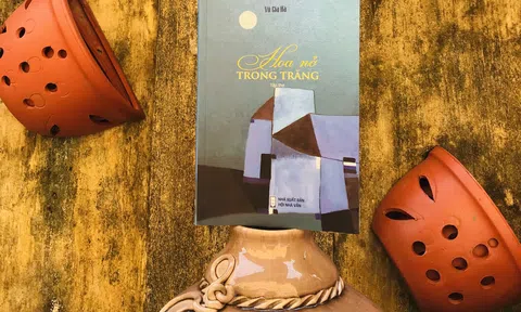 Ra mắt tập thơ Hoa nở trong trăng