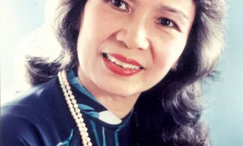 Mẹ hay dắt con đi qua làng