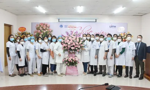 Vĩnh Phúc: Bệnh viện hữu nghị Lạc Việt nhận hoa chúc mừng của Thủ tướng Chính phủ