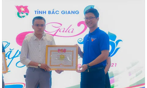 Chàng trai trẻ trên nẻo đường đi đến mọi miền quê hương