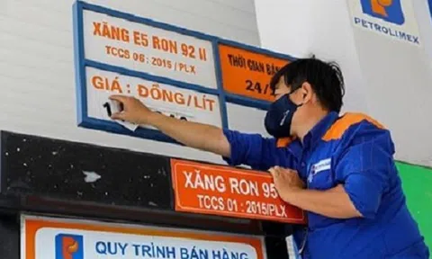 Tài xế công nghệ "lắc lư" khi giá xăng không ngừng leo thang