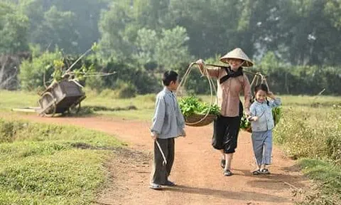 Cô bán rau chợ trưa