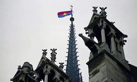 Lá cờ Việt Nam trên đỉnh tháp nhà thờ Đức Bà Paris