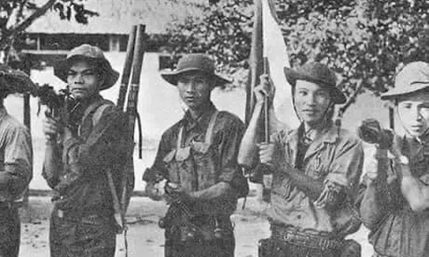 Chiến sĩ đặc công phất cờ chiến thắng trên tầng 2 Dinh Độc Lập trưa 30/04/1975