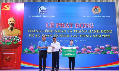 Nutifood phối hợp Quỹ Phát triển Tài năng Việt của Ông Bầu trao tặng quà cho công nhân Bình Dương 