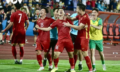     Như mũi tên bàn thắng chìm đi vào lưới