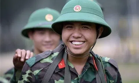 Góc nhìn trẻ: Anh không chỉ yêu mình em, mà còn yêu màu áo lính