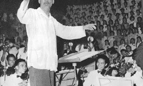 Chủ tịch Hồ Chí Minh và đoàn quân nhạc Việt Nam