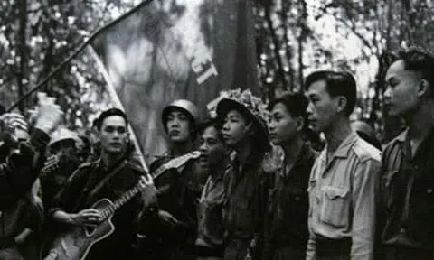 Tiếng hát át tiếng bom