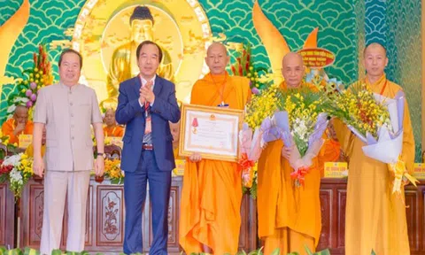 Kiên Giang Hòa thượng Danh Đổng - Hội trưởng Hội Đoàn kết sư sãi yêu nước tỉnh - được suy cử tái nhiệm Trưởng Ban Trị sự