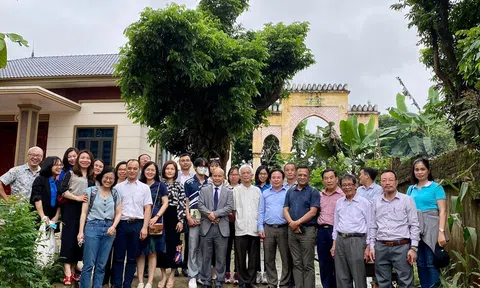 Cổng làng Ma Rốc, cổng làng Việt – Phi