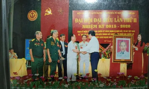 Gương sáng giữa đời