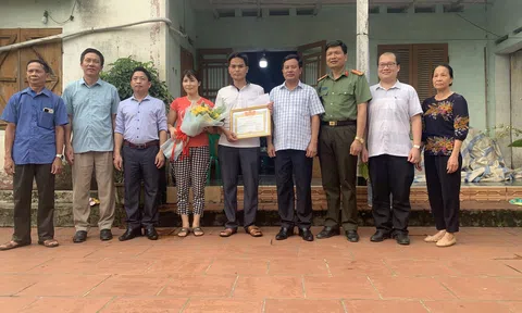 Vĩnh Phúc: Khen thưởng cho người cứu 3 người đi xe máy mất phanh tại Tam Đảo