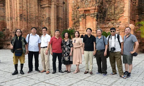 Hội viên Hội VHNT tỉnh Bắc Giang dự khai mạc Trại sáng tác văn học nghệ thuật tại Nha Trang