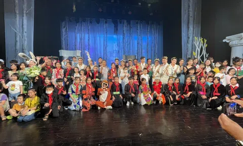 Tết thiếu nhi đặc biệt của các em học sinh giỏi trường dân tộc nội trú Vị Xuyên