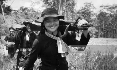 Anh lính đặc công quân giải phóng với cô gái du kích miền Tây Nam Bộ